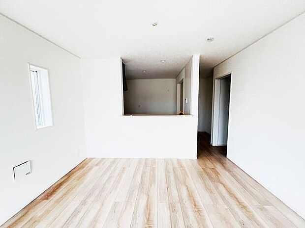 お食事中もキッチンと会話が楽しめるダイニングスペース。