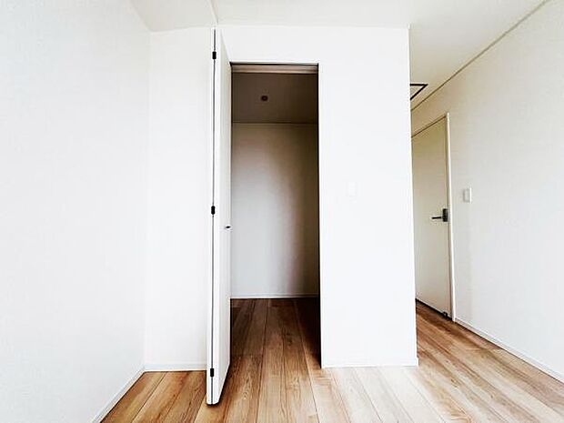 ウォークインクローゼットがあり収納スペースも豊富。季節物もスッキリ片付きそうです。