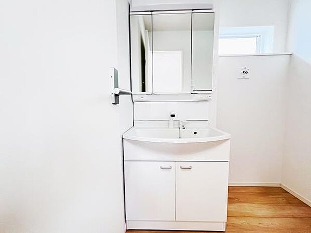 洗面化粧台です。朝の身支度から1日が始まります。