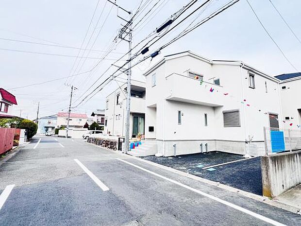 前面道路を含めた現地写真です。