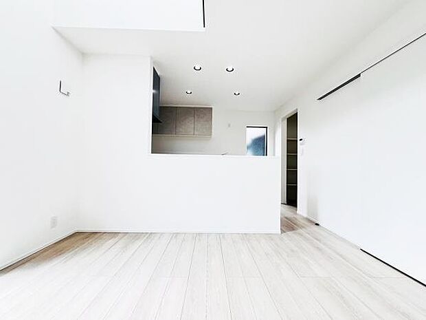 お食事中もキッチンと会話が楽しめるダイニングスペース。