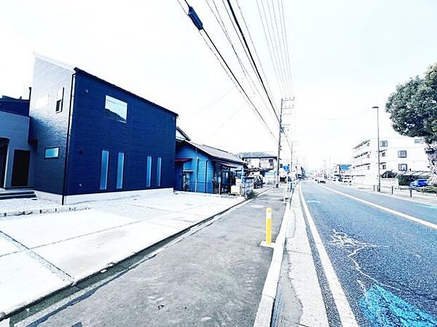 前面道路を含めた現地写真です。