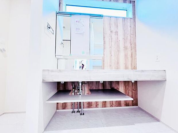 洗面化粧台です。朝の身支度から1日が始まります。