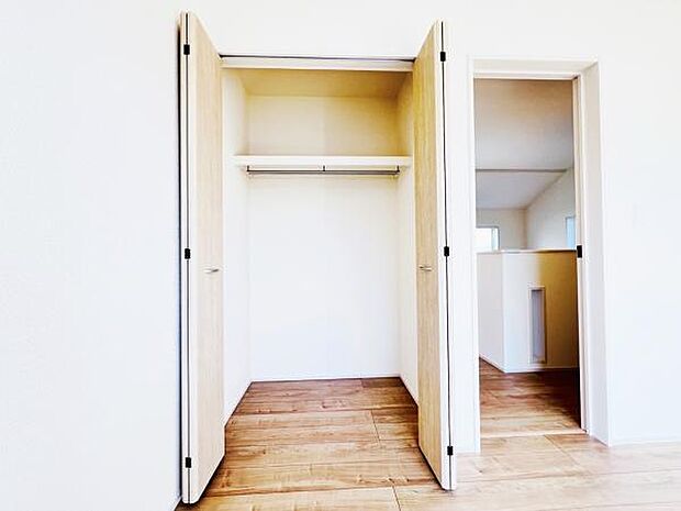 いつでもお部屋をスッキリお使い頂ける収納スペースを設置。