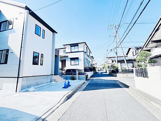 前面道路を含めた現地写真です。