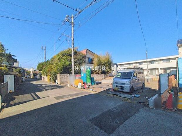 前面道路を含めた現地写真です。