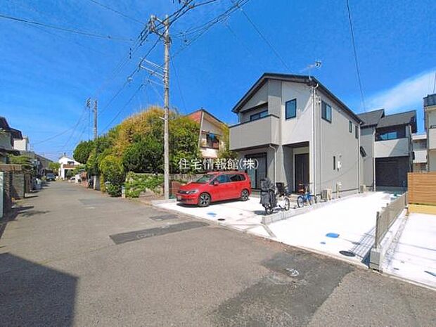 前面道路を含めた現地写真です。
