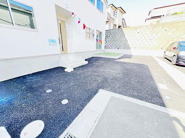 駐車場ももちろん完備しておりますのでお車所有の方にも心強いです。