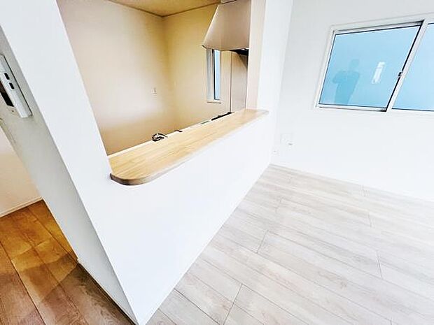 お食事中もキッチンと会話が楽しめるダイニングスペース。