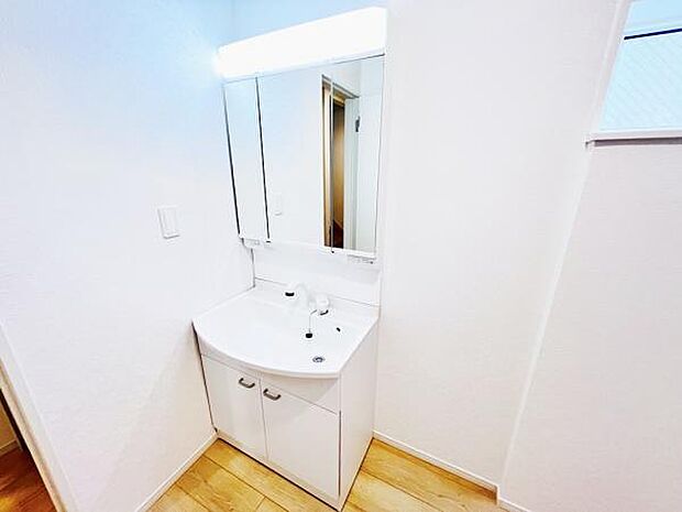 洗面化粧台です。朝の身支度から1日が始まります。