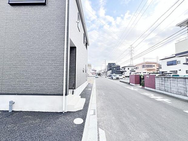 前面道路を含めた現地写真です。