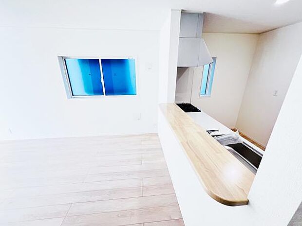 お食事中もキッチンと会話が楽しめるダイニングスペース。