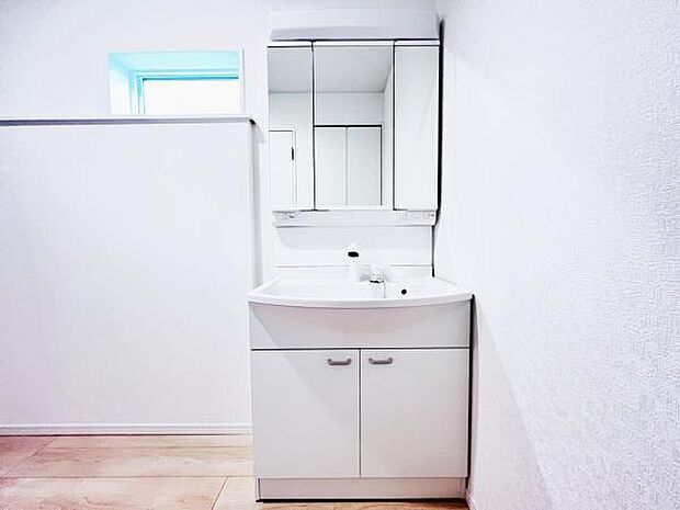 洗面化粧台です。朝の身支度から1日が始まります。