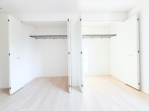 いつでもお部屋をスッキリお使い頂ける収納スペースを設置。