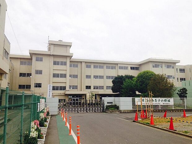 厚木市立三田小学校まで約450m(徒歩6分)