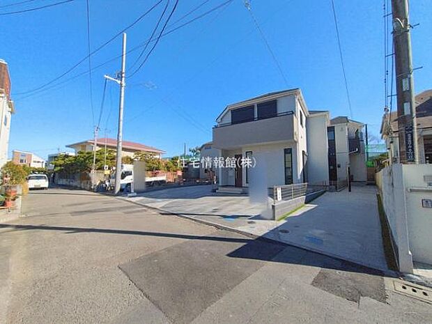 前面道路を含めた現地写真です。