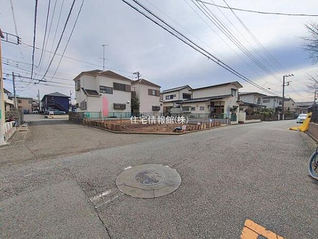 前面道路を含めた現地写真です。