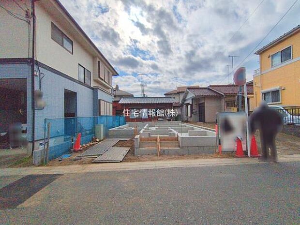 前面道路を含めた現地写真です。