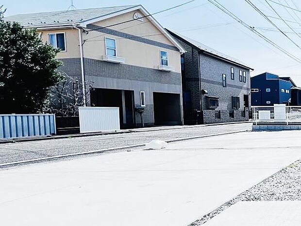 前面道路を含めた現地写真です。