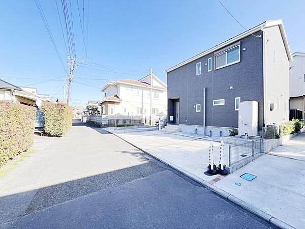 前面道路を含めた現地写真です。