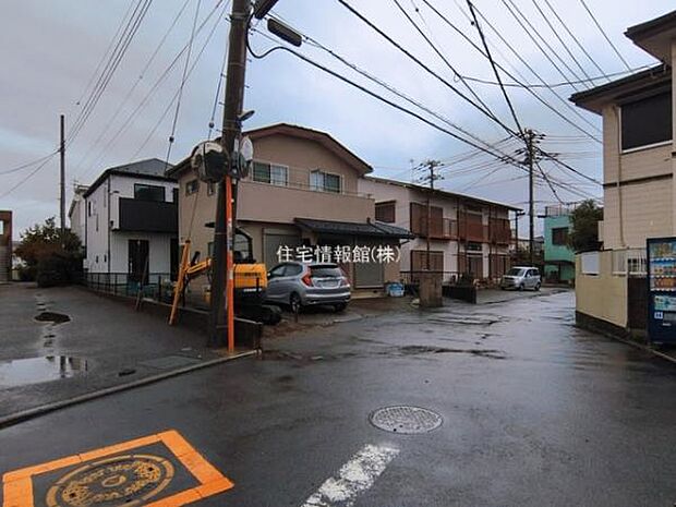 前面道路を含めた現地写真です。
