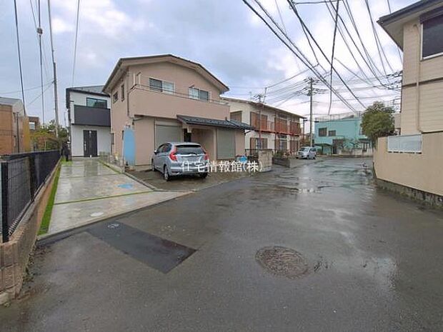 前面道路を含めた現地写真です。