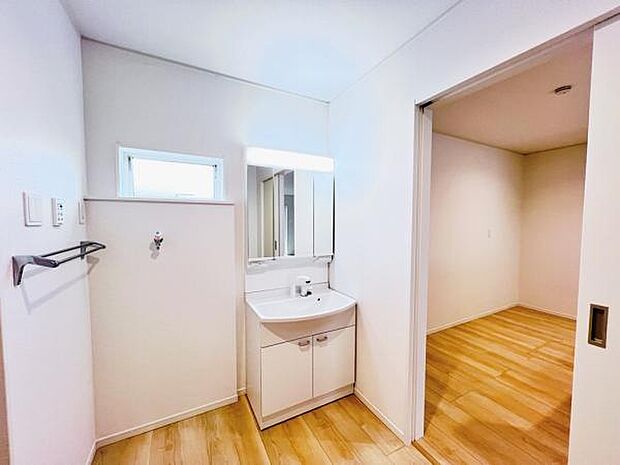 洗面化粧台です。朝の身支度から1日が始まります。