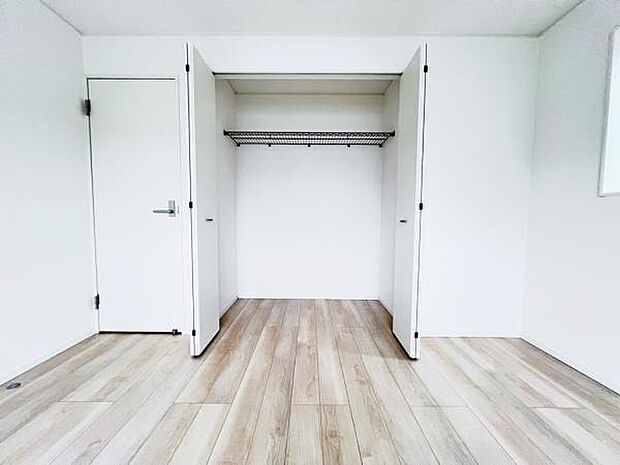 いつでもお部屋をスッキリお使い頂ける収納スペースを設置。