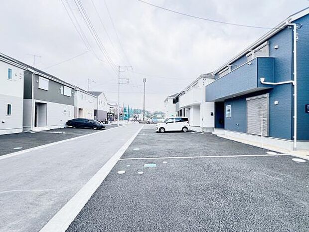 前面道路を含めた現地写真です。