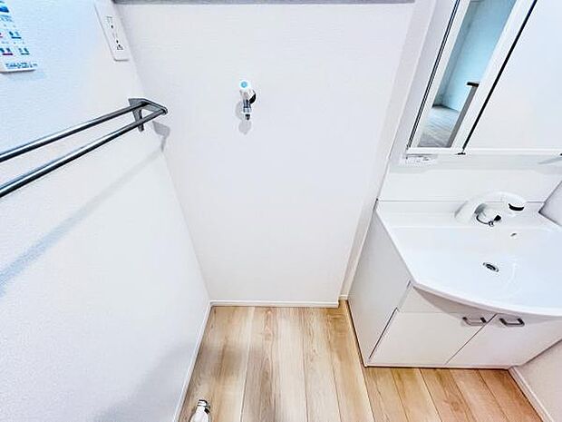 ランドリースペースです。身支度を整えながら洗濯機の操作を行えます。