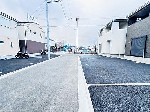 前面道路を含めた現地写真です。