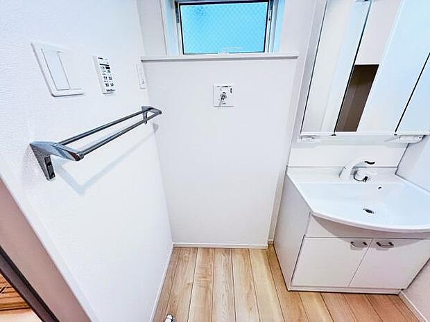 ランドリースペースです。身支度を整えながら洗濯機の操作を行えます。