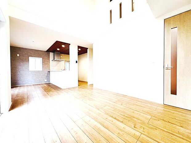 リビングダイニングになります。ご家族そろっての素敵な空間になりそうですね。