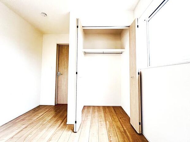 いつでもお部屋をスッキリお使い頂ける収納スペースを設置。