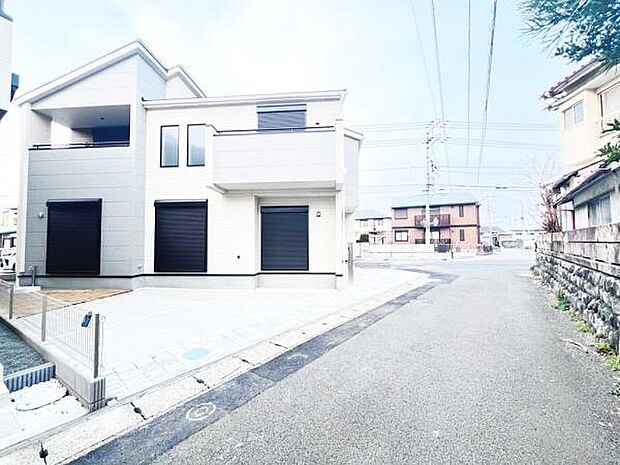 前面道路を含めた現地写真です。