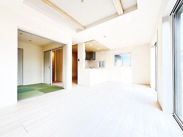 リビングダイニングになります。ご家族そろっての素敵な空間になりそうですね。