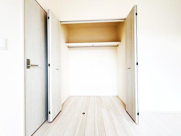 いつでもお部屋をスッキリお使い頂ける収納スペースを設置。