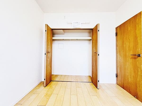 いつでもお部屋をスッキリお使い頂ける収納スペースを設置。