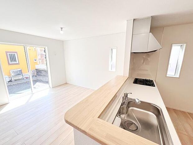 お食事中もキッチンと会話が楽しめるダイニングスペース。