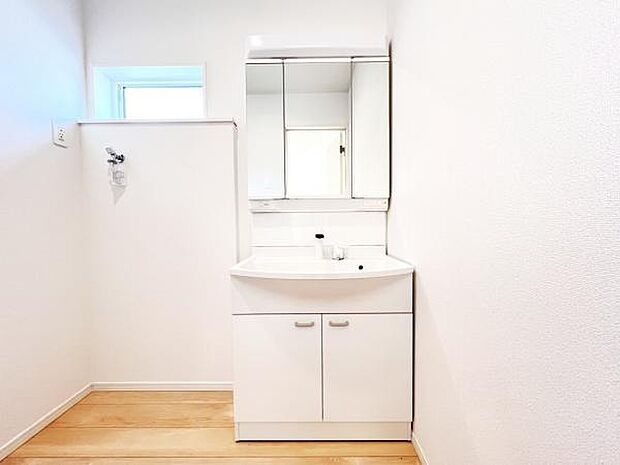 洗面化粧台です。朝の身支度から1日が始まります。
