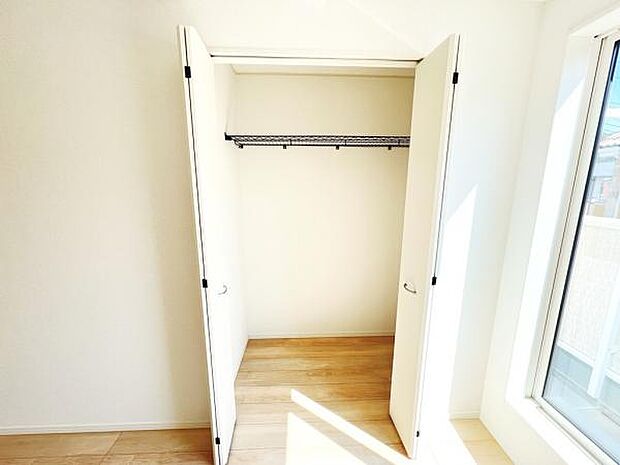 ウォークインクローゼットがあり収納スペースも豊富。季節物もスッキリ片付きそうです。