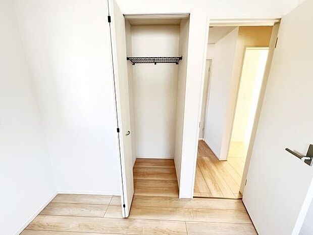 いつでもお部屋をスッキリお使い頂ける収納スペースを設置。