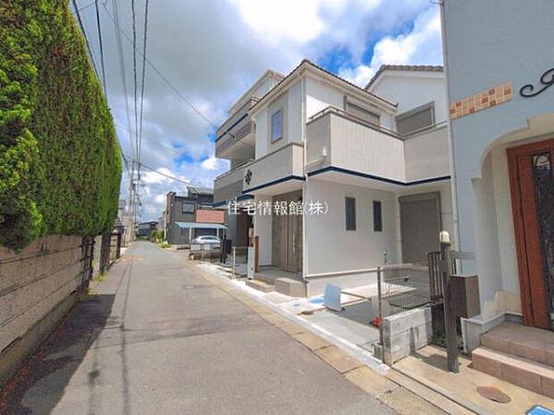 前面道路を含めた現地写真です。