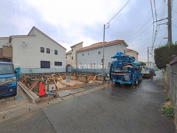 前面道路を含めた現地写真です。