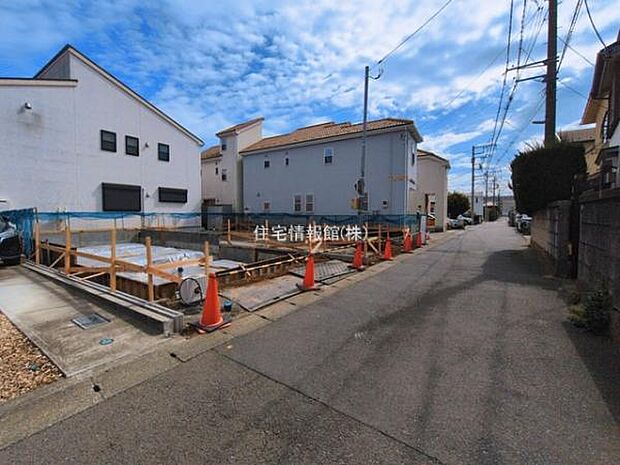 前面道路を含めた現地写真です。