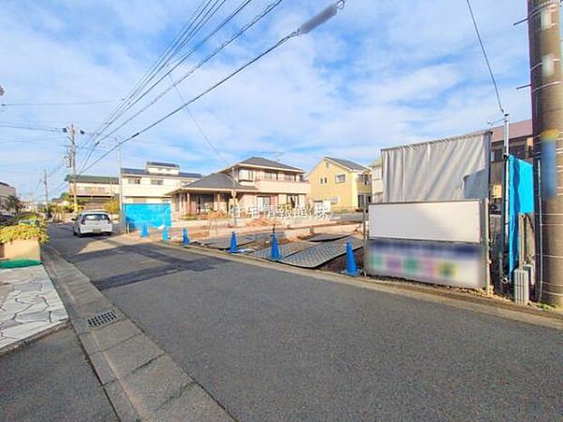 前面道路を含めた現地写真です。