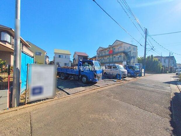 前面道路を含めた現地写真です。