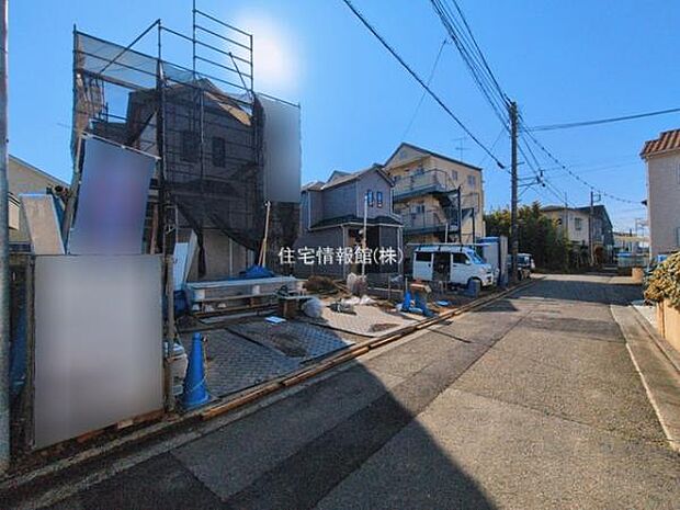 前面道路を含めた現地写真です。