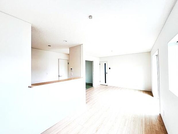 お食事中もキッチンと会話が楽しめるダイニングスペース。