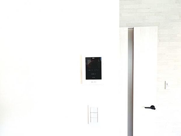 訪問者を確認できるTVモニター付きインターフォンです。